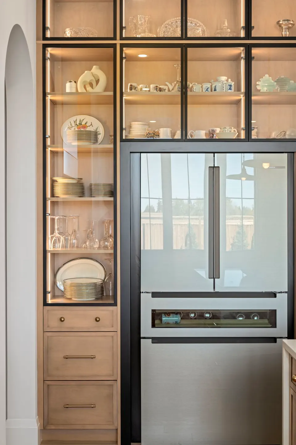 Display cabinet and glass-front fridge