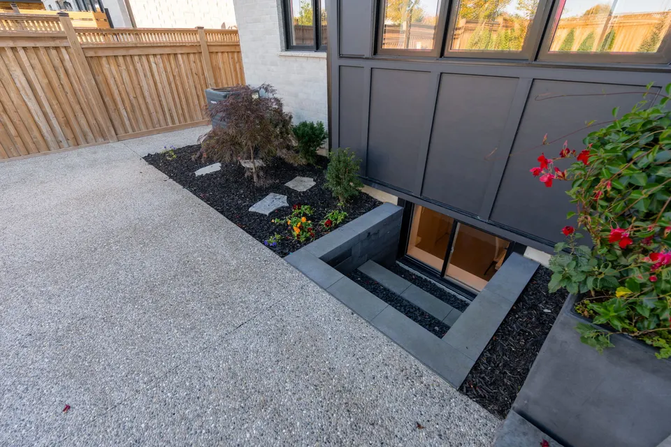 Side garden detail